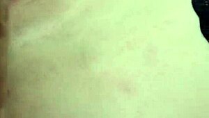 minha meia-irmã pequena aguenta rola socando no fundo do cuzinho