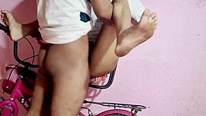 विलेज गर्ल को साइकिल राइड करते हुए फक किया, फ्रेंड्स ने कैच किया