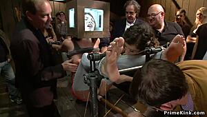 रेडहेड ब्लॉन्ड सब्स पब्लिक डिस्प्ले