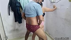 सेक्सी इंडियन आंटी द्वारा देसी चूत जोर से चोदी गई