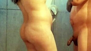 हसबैंड का फ्रेंड शॉवर में मुझे सरप्राइज करता है