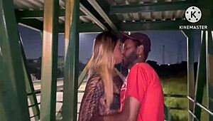 Esposa dando pra dois na passarela da Via Dutra