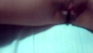 Mulher madura, show your shaved pussy to the novinho!