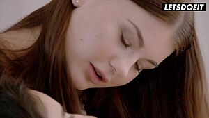 लूसी ली और डार्स ली स्टेमी लेस्बियन एक्शन शेयर करती हैं