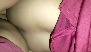 दोस्त के घर गया और उसकी इंडियन बीवी ने मुझे चोदने के लिए लुभाया। इतना वाइल्ड होममेड अफेयर कभी नहीं सोचा!