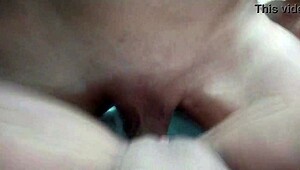 Mulher madura, show your shaved pussy to the novinho!