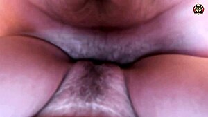 अमेचर मिल्फ घर पर जोर से फक हुई