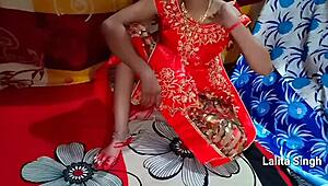 सुंदर इंडियन भाभी वेडिंग रैंच पर बेड पर फक होती है