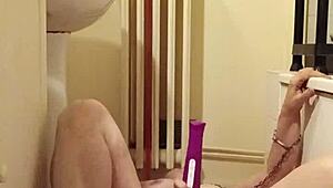 why is this esclave f eating from the gamelle like a humiliated slave?