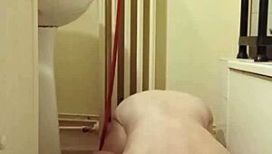 why is this esclave f eating from the gamelle like a humiliated slave?