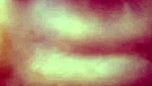 preta sentando com o rabo grande