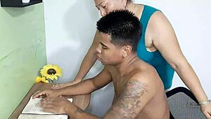 हॉट स्टीपमदर स्टीपसन के साथ वाइल्ड सेक्स करती है