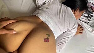 Mi Hermanastra Entra a Mi Cuarto Para Follar Conmigo y Me Pide Que Me Corra en Su Cara