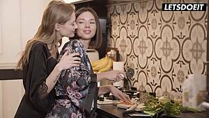 अरे, बेस्ट फ्रेंड्स टिफनी और ईव हॉट लेस्बियन एक्शन में! 💋