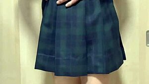 स्कूल यूनिफॉर्म में टीम एनेल प्लग के साथ