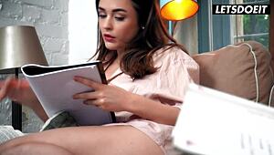 अरे, लाना रॉय और अल्या स्टार्क को उनके मेन्शन में हॉट लेस्बियन प्ले में डाइव करते हुए देखो!