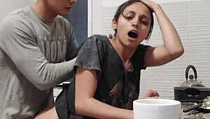 खाना बनाना बंद करो, चलो क्विक हॉट ब्रूनेट सेक्स करते हैं