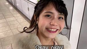 यह स्टनिंग जापानी लड़की स्लिम वेस्ट के साथ दोस्तों को इरोटिक सर्विस देती है