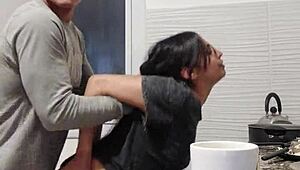 खाना बनाना बंद करो, चलो क्विक हॉट ब्रूनेट सेक्स करते हैं