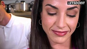 स्पैनिश मिल्फ मेडुसा हॉस्टल गेस्ट को बंग्स करती है। कमरा साफ करती है फिर हार्ड राइड्स।