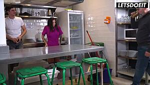 स्पैनिश मिल्फ मेडुसा हॉस्टल गेस्ट को बंग्स करती है। कमरा साफ करती है फिर हार्ड राइड्स।