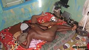 जस्ट कुछ एमेच्योर एबोनी आउटडोर्स में क्विक सेशन में हार्ड स्लैम