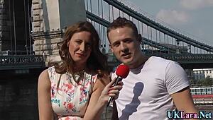 हेय, देखो इस हील्ड हॉटी को मसिव कॉक लेते हुए स्टाइल से