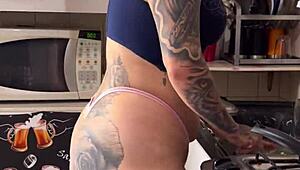 Look at this Brazilian actress showing off in panties