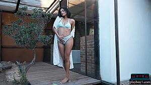 इंडियन मिल्फ मॉडल एंजल कॉन्स्टेंस नैकेड होकर अपना एमेजिंग बॉडी शो करती है