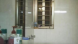 शावर वॉयर बिग टिट्स बीबीडब्ल्यू बाथिंग कैच करता है