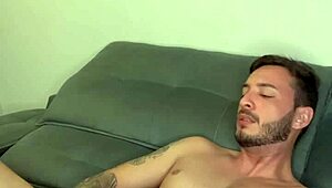 Tesão foi tanto que tive que bater uma.