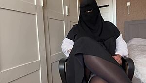 मिल्फ हैंडजॉब: हॉट अरब मिल्फ पैंटिहोज में हैंडजॉब देती है और मिशनरी में ऑर्गेज्म तक मस्तरबेट करती है