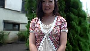 अरे, देखना चाहते हो एशियन ग्रैनी Chiyo Yamabe की creampie चूत?