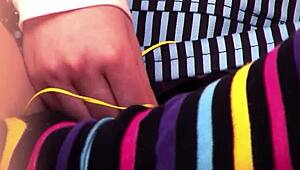 छोटी जवान जापानी सौतेली बहन पकड़ी गई, पहली चूसाई के लिए बहकाई! 😳