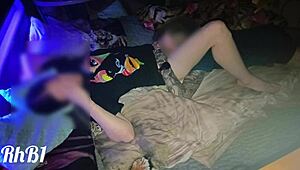 होटल के चरमराती चमकदार बेड पर गरम चुदाई की!