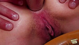 किचन में, यह स्लट फ्लोर पर अपनी गैंड को जोर से पाउंड करवाती है