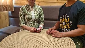 स्टेपमॉम वाइल्ड कार्ड गेम में स्टेपसन को अपनी टाइट चूत हार देती है। पहली बार फुटजॉब देती है।