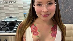 रशियन होममेड पॉर्न में कपल की कच्ची पैशन, बातें असली प्लॉट जोड़ती हैं