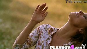 Anetta Keys Exposes Hot Body In Outdoor Striptease!