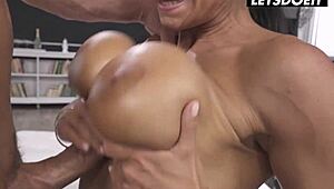 क्लोए लामौर, ह्यूज कॉक से डीप एनल ड्रिल ले रही है, आउच!