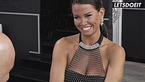 क्लोए लामौर, ह्यूज कॉक से डीप एनल ड्रिल ले रही है, आउच!