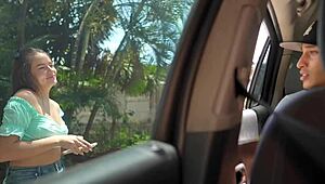 Encontré a esta deliciosa puta en la ciudad y me la follé en el carro todo su coño lleno de leche y su culo