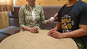 स्टेपमॉम वाइल्ड कार्ड गेम में स्टेपसन को अपनी टाइट चूत हार देती है। पहली बार फुटजॉब देती है।