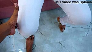 हॉर्नी जीजा बड़ी गैंड देसि इंडियन अनमैरिड सालि को क्लोजअप एक्शन में बांग करता है