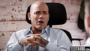 मेच्योर स्टड ऑफिस में एमआईएलएफ सेक्रेटरी को बँग करता है, सौतेला बेटा देख रहा है। वो भी ऐक्शन शेयर करता है!