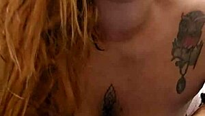 Ruivinha Gostosa Mostrando os Peitos e a Bucetinha Rosa