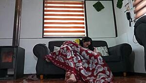 सौतेली माँ को किचन में मूवी देखते हुए रफ चोदाई