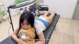 ये देखो ये प्यारी लड़की टैटू आर्टिस्ट को लुभा रही है