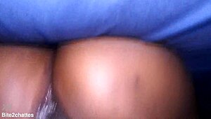 पतली काली सुंदरी को सेक्सी चाटने का मजा मिलता है