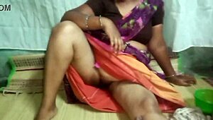 आंटी की सौतेले भाई के साथ हार्डकोर सेशन बालों वाली चूत को इंटेंसली रिवील करती है